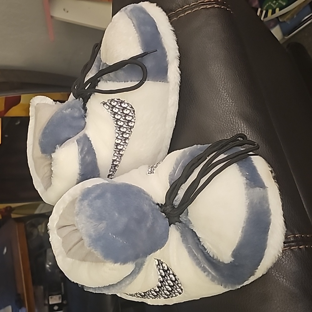 Nike Fuzzy Air Jordan Slippers Fits Size 9 Women